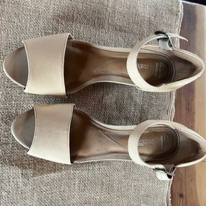Champagne/nude  color Clarks dress shoe 8.5